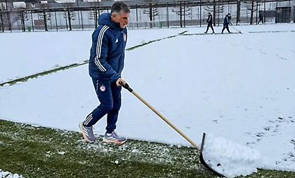 Φοβερός Μεντιλίμπαρ: Πήρε φτυάρι και άρχισε να καθαρίζει το γήπεδο από το χιόνι!