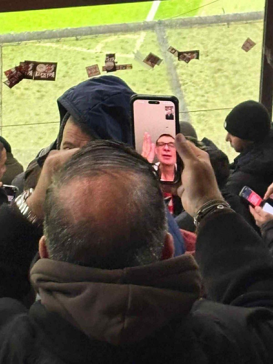 Ολυμπιακός: Οπαδός έκανε βιντεοκλήση στον Μπαρτζώκα από τη Johan Cruyff Arena