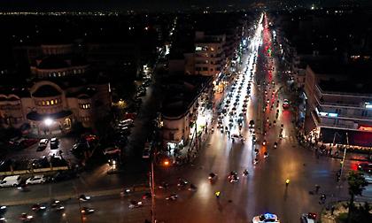 Σπαρακτικές εικόνες στην Τούμπα - Μαζική παρουσία κόσμου για τα επτά «αετόπουλα»