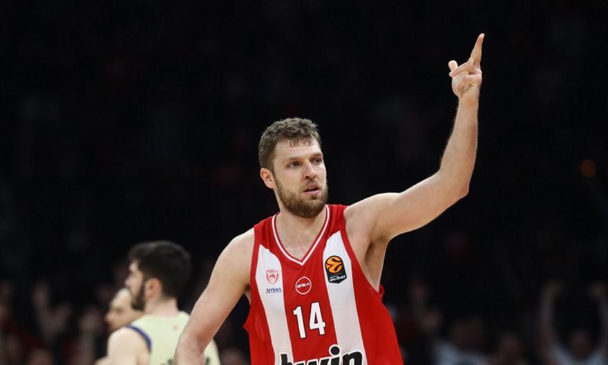 Υπέροχη κίνηση από τον Βεζένκοφ, δώρισε τη φανέλα του σε ένα κορίτσι