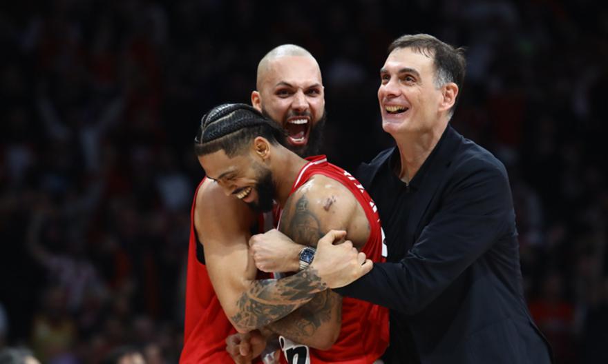 Ζέρβας: «Η αγκαλιά Μπαρτζώκα-Ντορσεϊ δείχνει ότι η σπίθα έχει ξαναβρεθεί, αρχηγικός ο ρόλος του Φουρνιέ»