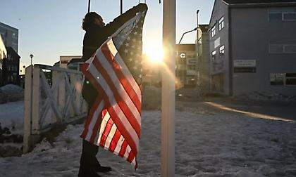 Γερμανός κωμικός ύψωσε την αμερικανική σημαία σε πολιτιστικό κέντρο της Γροιλανδίας - Οργισμένες αντιδράσεις