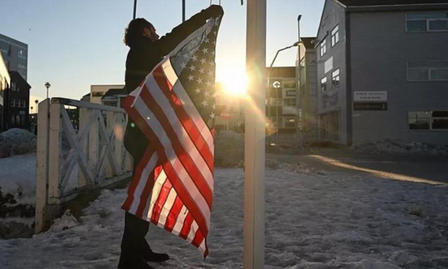 Γερμανός κωμικός ύψωσε την αμερικανική σημαία σε πολιτιστικό κέντρο της Γροιλανδίας - Οργισμένες αντιδράσεις