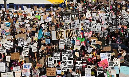 Χιλιάδες Αμερικανοί βγήκαν στους δρόμους κατά της ICE