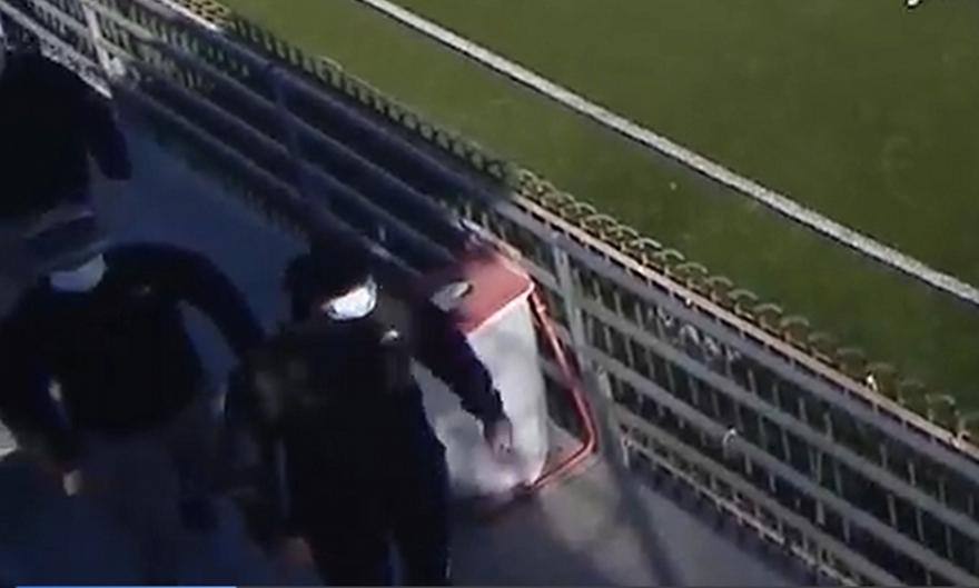 Καταγγελία ΑΕΚ: Βίντεο από την διακοπή στον ποδοσφαιρικό αγώνα γυναικών και την είσοδο των κουκουλοφόρων