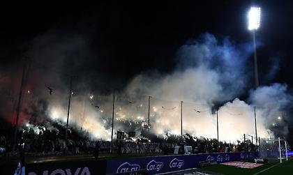 «Αδέρφια ζείτε, εσείς μας οδηγείτε»: H Θύρα 4 αποχαιρέτησε τα 7 αετόπουλα με ένα συγκλονιστικό pyro show στην Τούμπα