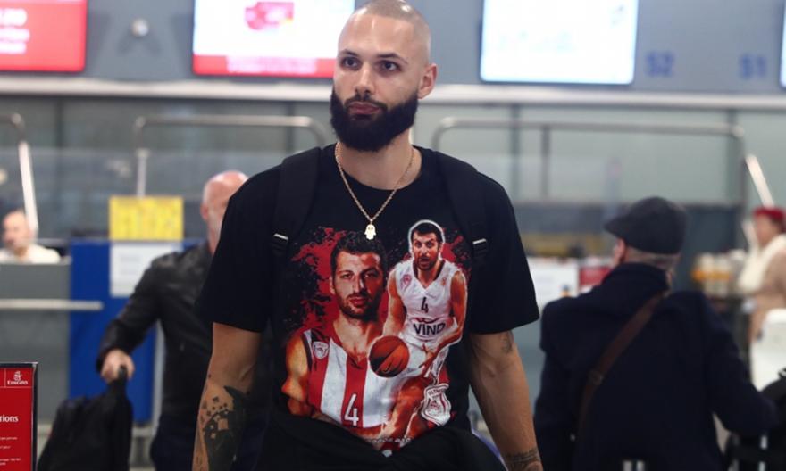 Ολυμπιακός: Έκλεψε τα βλέμματα με εντυπωσιακή μπλούζα... Παπαλουκά ο Φουρνιέ!