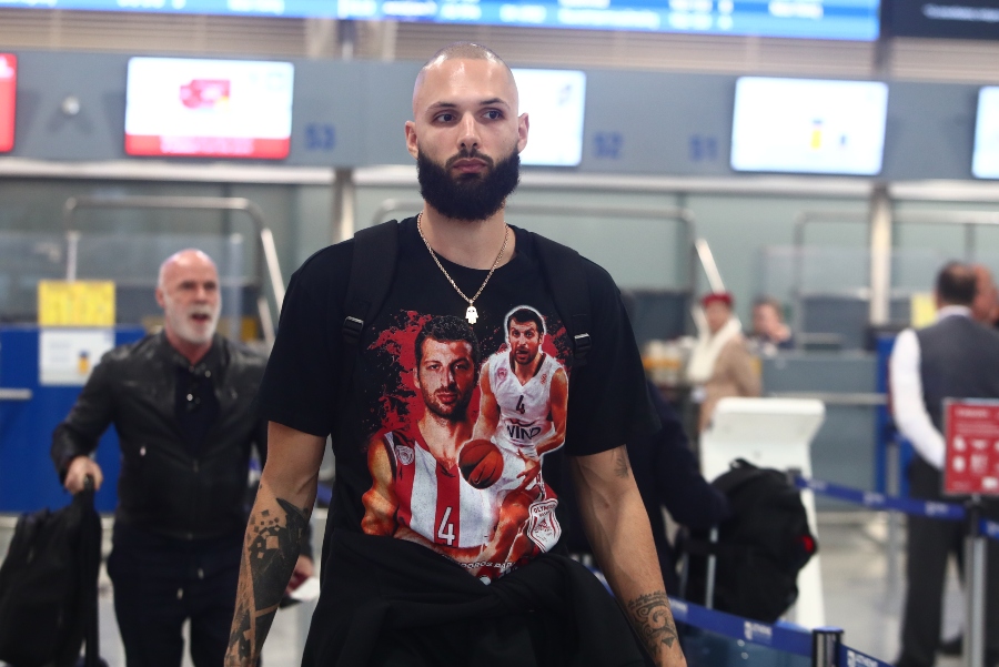 Ολυμπιακός: Με μπλούζα Παπαλουκά ο Φουρνιέ στην αναχώρηση της ομάδας για Dubai