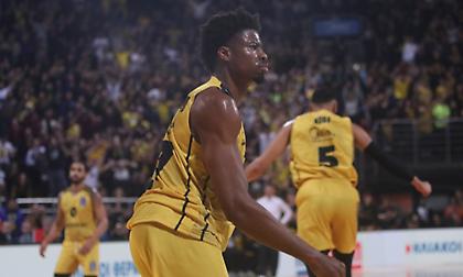 Αποθέωση Γιάννη σε Κώστα Αντετοκούνμπο μετά τη νίκη του Άρη Betsson επί του Παναθηναϊκού