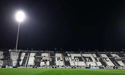 «Δεν φύγατε ποτέ, δίπλα μας θα τραγουδάτε πάντα»: Γεμάτη με πανό για τους αδικοχαμένους φίλους του ΠΑΟΚ η Τούμπα