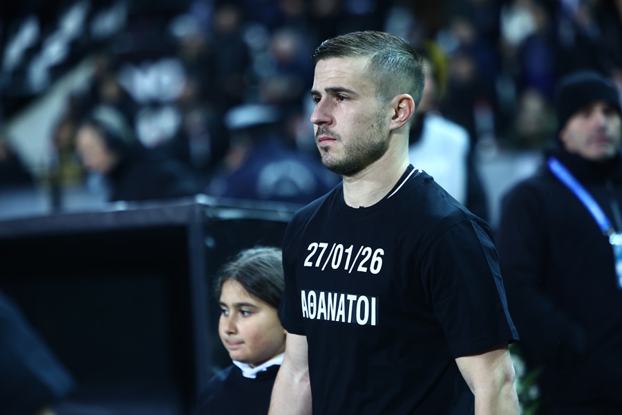 Τούμπα: Οπαδοί κλαίνε στην κερκίδα, δεκάδες στεφάνια στη μνήμη των 7 φιλάθλων!