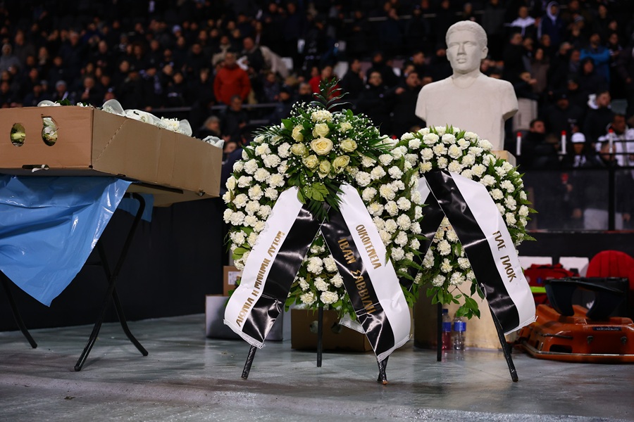 Τούμπα: Οπαδοί κλαίνε στην κερκίδα, δεκάδες στεφάνια στη μνήμη των 7 φιλάθλων!