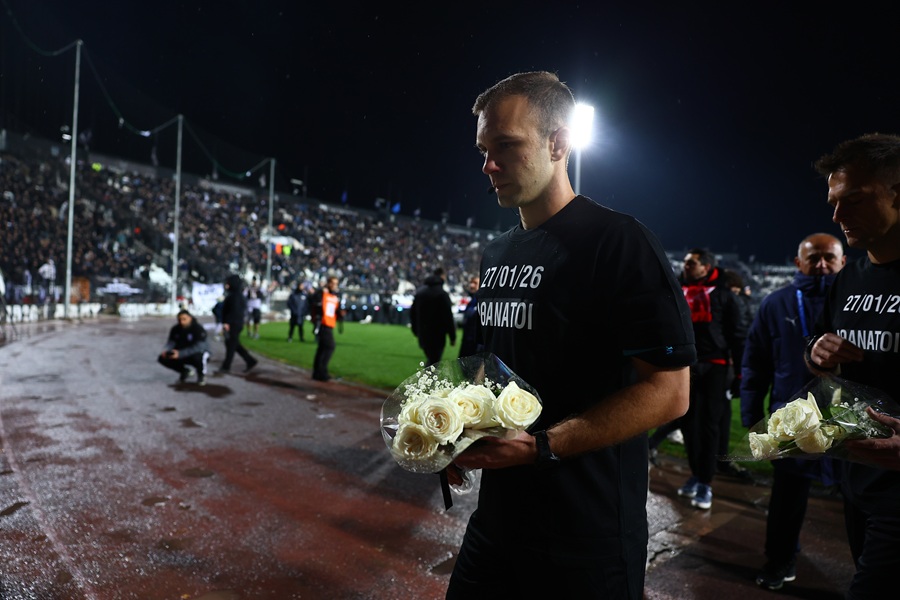 Τούμπα: Οπαδοί κλαίνε στην κερκίδα, δεκάδες στεφάνια στη μνήμη των 7 φιλάθλων!