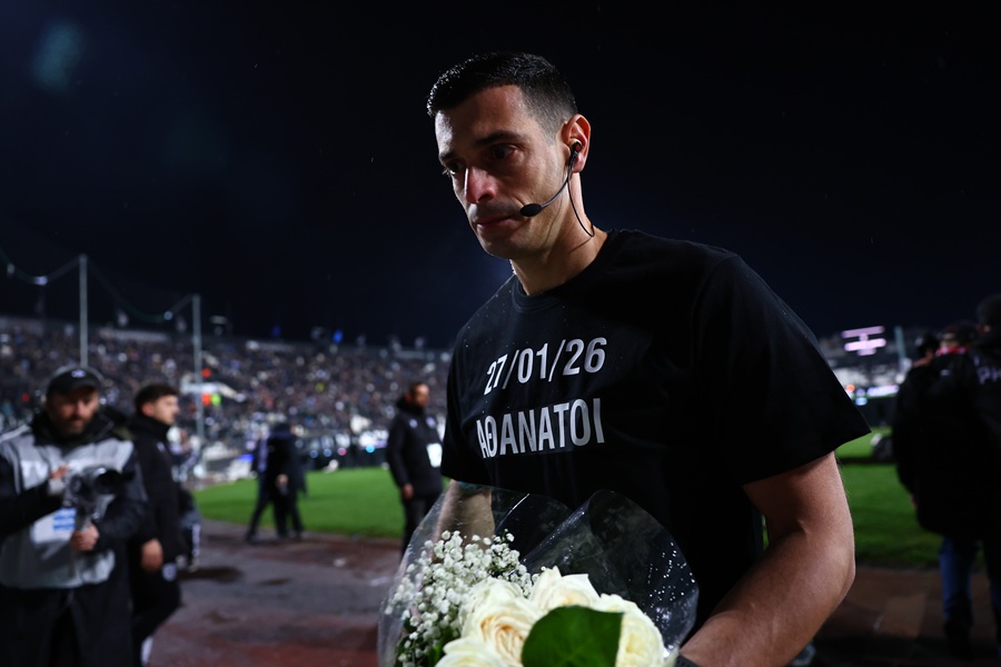 Τούμπα: Οπαδοί κλαίνε στην κερκίδα, δεκάδες στεφάνια στη μνήμη των 7 φιλάθλων!