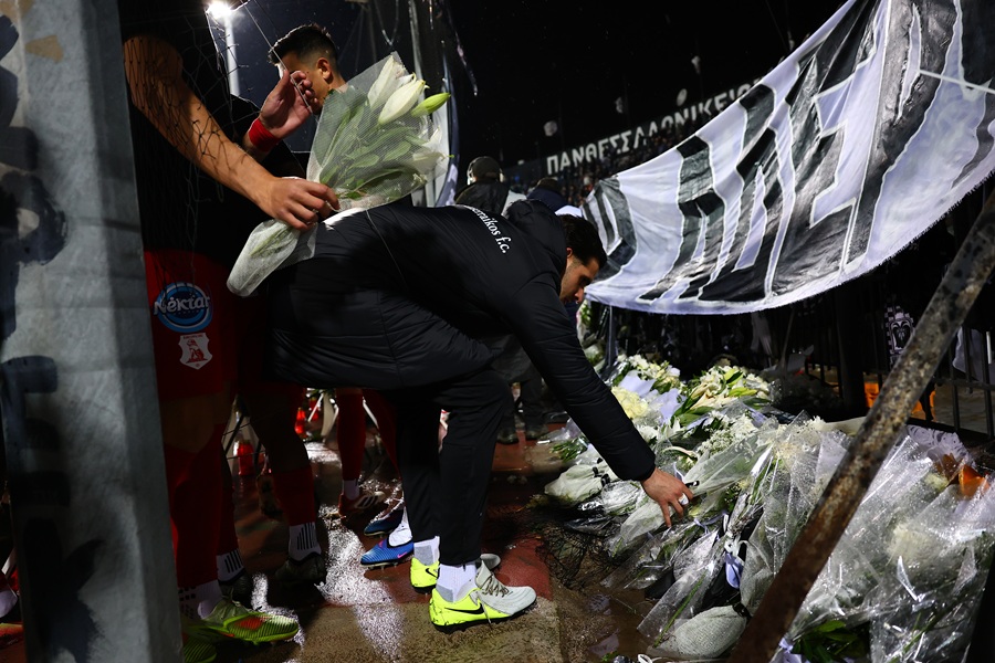 Τούμπα: Οπαδοί κλαίνε στην κερκίδα, δεκάδες στεφάνια στη μνήμη των 7 φιλάθλων!