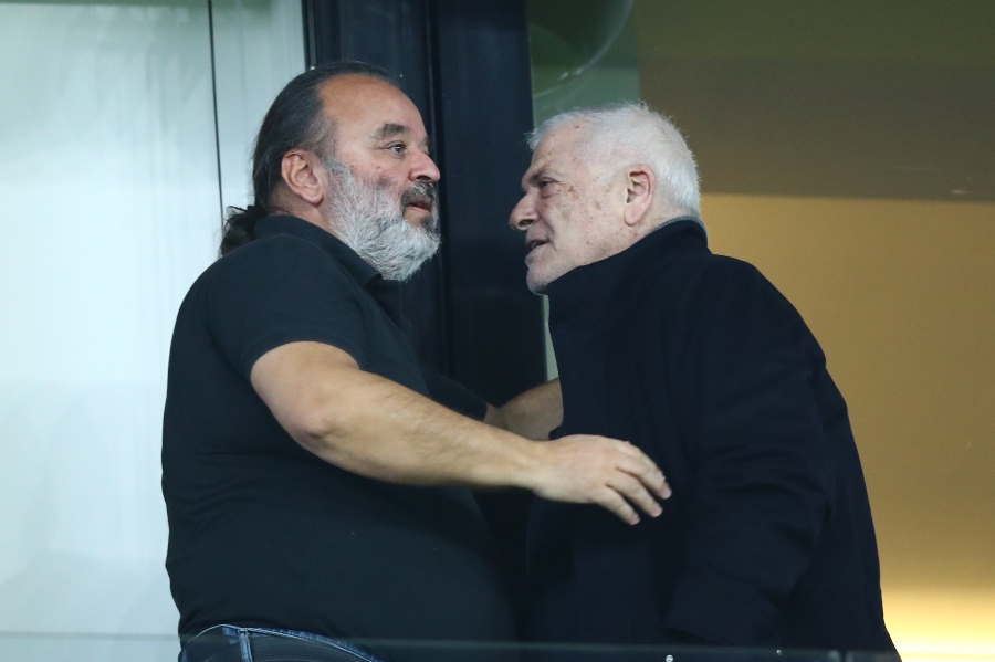 ΑΕΚ-Ολυμπιακός: Θερμός εναγκαλισμός Ηλιόπουλου με Μελισσανίδη στα επίσημα