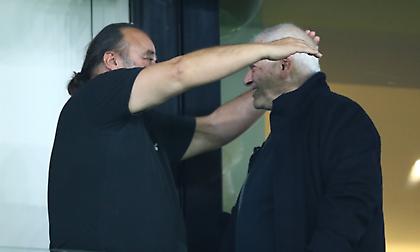 Ο θερμός εναγκαλισμός Ηλιόπουλου με Μελισσανίδη στα επίσημα της Allwyn Arena