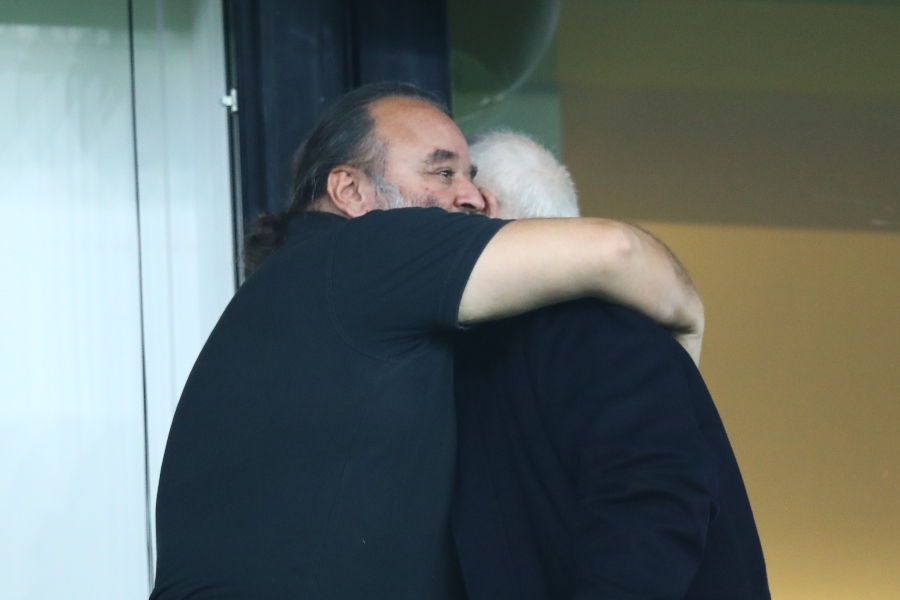 ΑΕΚ-Ολυμπιακός: Θερμός εναγκαλισμός Ηλιόπουλου με Μελισσανίδη στα επίσημα