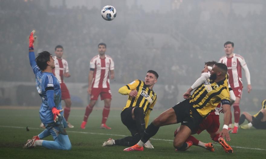 Τεράστια διπλή ευκαιρία της ΑΕΚ για το 2-0: Ο Τζολάκης νίκησε τον Γιόβιτς και ο Πινέδα σημάδεψε δοκάρι!