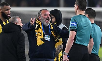 Έξω φρενών ο Ηλιόπουλος μπήκε στο γήπεδο και διαμαρτυρήθηκε στους διαιτητές!