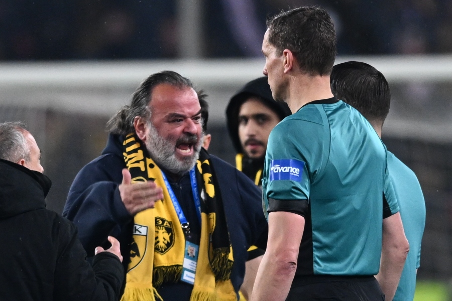 ΑΕΚ-Ολυμπιακός: Έξω φρενών ο Ηλιόπουλος διαμαρτυρήθηκε στον Μάκελι μετά το ντέρμπι