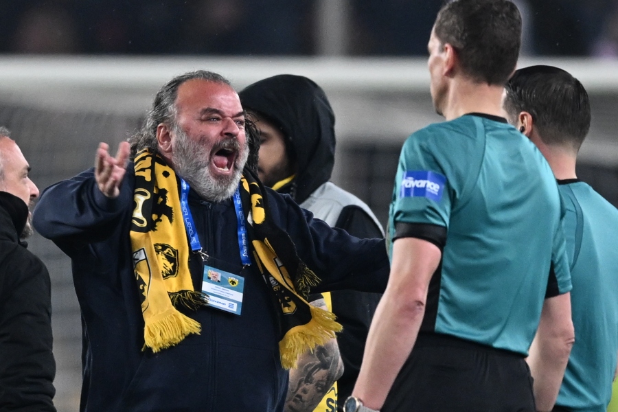 ΑΕΚ-Ολυμπιακός: Έξω φρενών ο Ηλιόπουλος διαμαρτυρήθηκε στον Μάκελι μετά το ντέρμπι