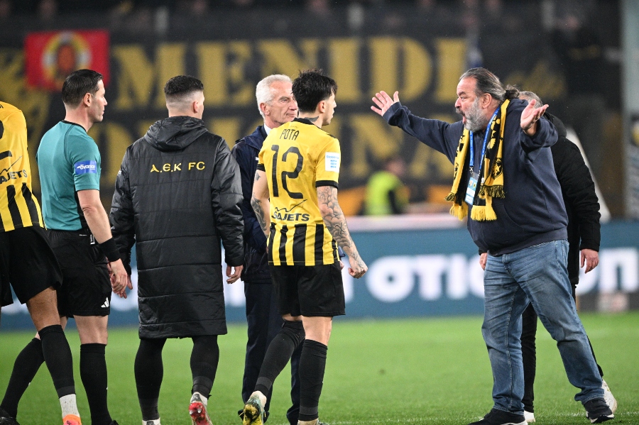 ΑΕΚ-Ολυμπιακός: Έξω φρενών ο Ηλιόπουλος διαμαρτυρήθηκε στον Μάκελι μετά το ντέρμπι