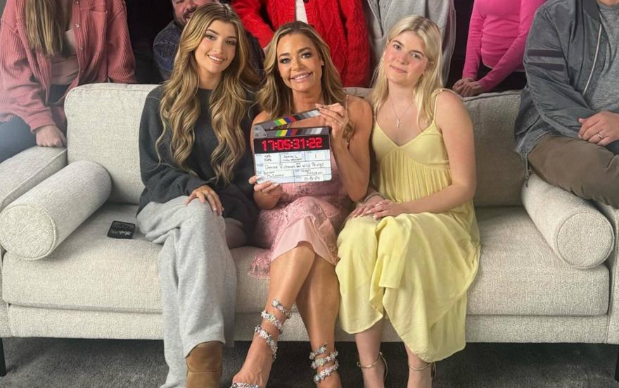 Ποιοι Beckhams; Οι κόρες του Charlie Sheen και της Denise Richards σφάχτηκαν για έναν άνδρα