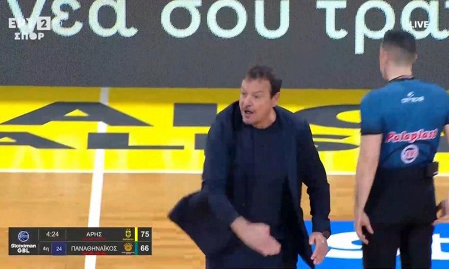 Έξαλλος ο Αταμάν μπούκαρε στο παρκέ και τα «έψαλε» στους διαιτητές - Αποβλήθηκε με δύο τεχνικές ποινές!