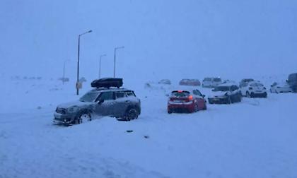 Εγκλωβισμένοι παραμένουν δεκάδες επισκέπτες στο χιονοδρομικό κέντρο Φαλακρού