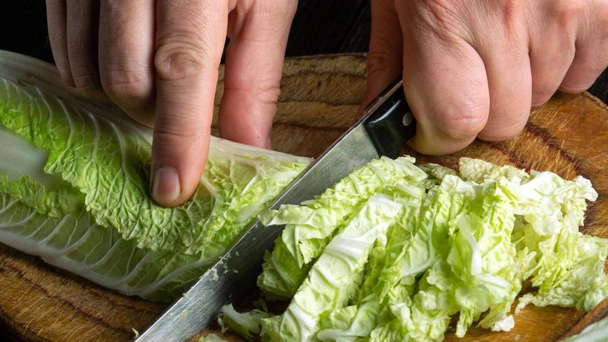 Μαρούλι: Είναι ασφαλές να καταναλώνουμε τα «μελανά» του σημεία;