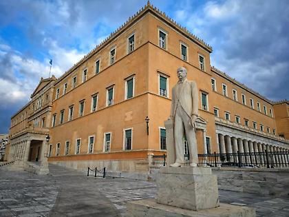 Ανακοινώσεις Μητσοτάκη για αναθεώρηση του Συντάγματος - Στο τραπέζι η μονιμότητα των δημοσίων υπαλλήλων