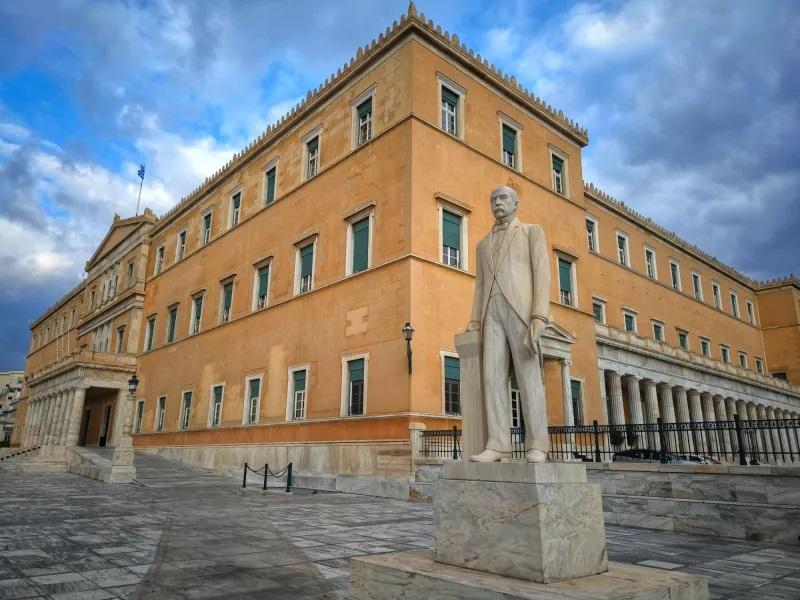 Ανακοινώσεις Μητσοτάκη για αναθεώρηση του Συντάγματος - Στο τραπέζι η μονιμότητα των δημοσίων υπαλλήλων