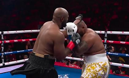 Απίθανη σκηνή: Πυγμάχος δέχτηκε γροθιά και του ξεκόλλησε η περούκα!