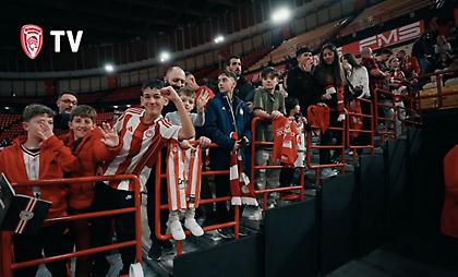 Παρακάμερα Ολυμπιακού: Τα παιδικά χαμόγελα στο ΣΕΦ και τα… πιτσιρίκια των παικτών
