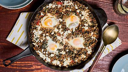 Αυγά με φακές, ντομάτα, σπανάκι και φέτα