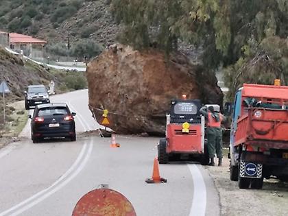 Κακοκαιρία στη Χίο: Νεκρός χειμερινός κολυμβητής και πτώση τεράστιου βράχου στην εθνική οδό του νησιού