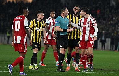 Ξένος αναλυτής διαιτησίας: «Δεν έπρεπε να παρέμβει ο VAR για το πέναλτι στο ΑΕΚ-Ολυμπιακός»