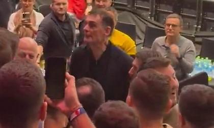 Οπαδός του Παναθηναϊκού έβρισε τον Μπαρτζώκα και ο προπονητής του Ολυμπιακού ανέβηκε έξαλλος στην εξέδρα για εξηγήσεις!