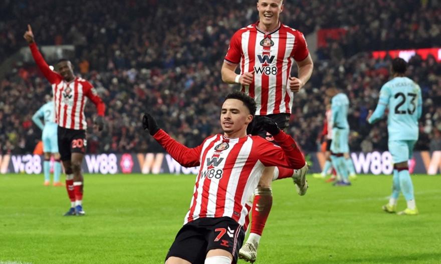 Η Σάντερλαντ διέλυσε την Μπέρνλι και κρατά αλώβητη την έδρα της!