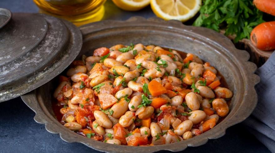 Τα βότανα που αλλάζουν τελείως τη γεύση των φασολιών και τα μεταμορφώνουν σε γκουρμέ