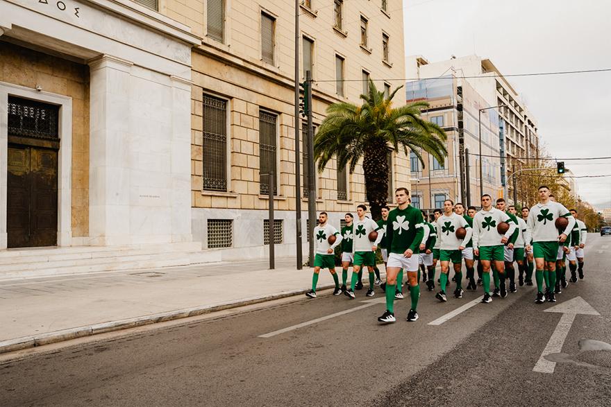 H… παρέλαση της Κ19 του Παναθηναϊκού στο κέντρο της Αθήνας για τα 118α γενέθλια