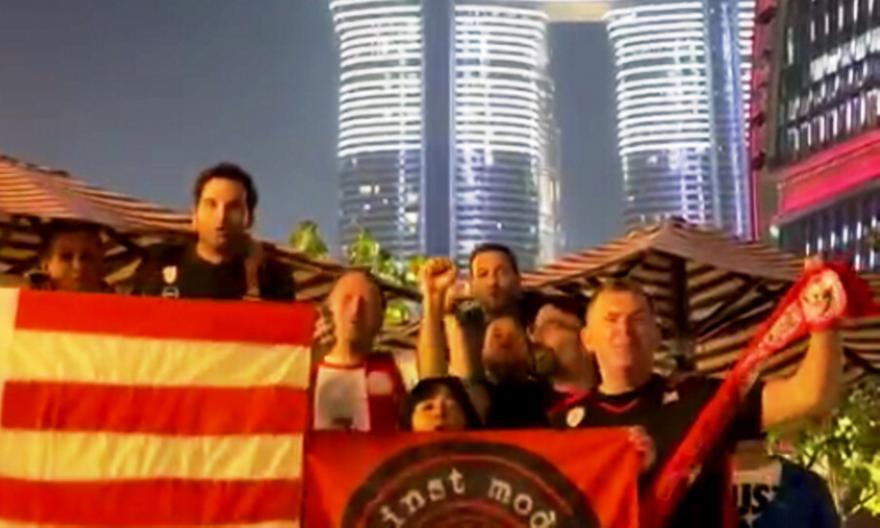 «Είσαι στο μυαλό κάτι μαγικό» από φίλους του Ολυμπιακού έξω από την Coca-Cola Arena του Ντουμπάι!