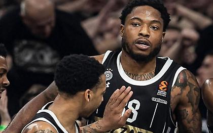 Κάρλικ Τζόουνς: «Κάθομαι και χαζεύω τον Καλάθη-Αδερφός μου ο Ταϊρίκ Τζόουνς, χαίρομαι που είναι καλύτερα»