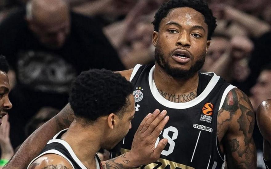 Κάρλικ Τζόουνς: «Κάθομαι και χαζεύω τον Καλάθη-Αδερφός μου ο Ταϊρίκ Τζόουνς, χαίρομαι που είναι καλύτερα»