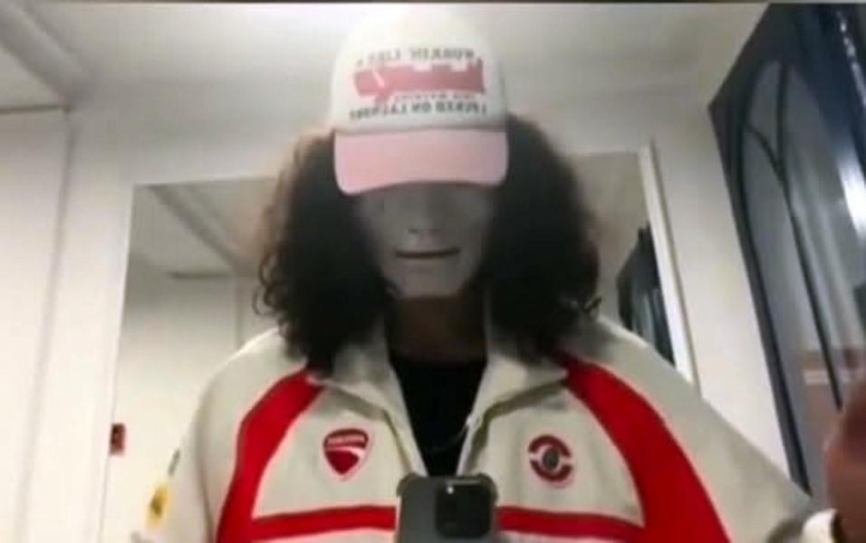 Whitemask: Ο άνθρωπος που ισχυρίζεται ότι έχει «παγιδευτεί» στο δυστοπικό μέλλον, οι χιλιάδες ακόλουθοι και οι θεωρίες