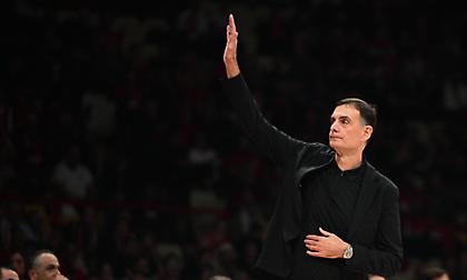 Αποθέωση για Μπαρτζώκα από τους φίλους του Ολυμπιακού που βρίσκονται στην Τρίπολη