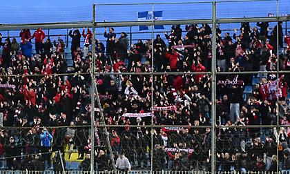 Kατακόκκινο το «Θεόδωρος Κολοκοτρώνης» από την... απόβαση των φίλων του Ολυμπιακού!