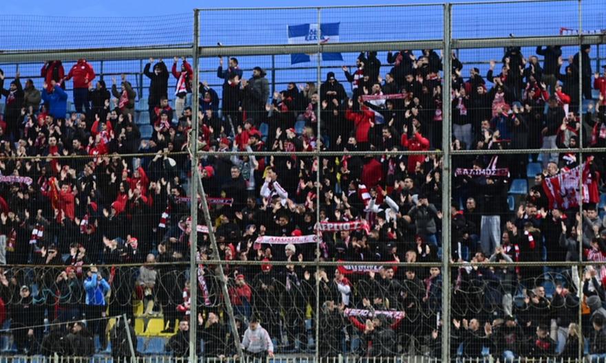 Kατακόκκινο το «Θεόδωρος Κολοκοτρώνης» από την... απόβαση των φίλων του Ολυμπιακού!