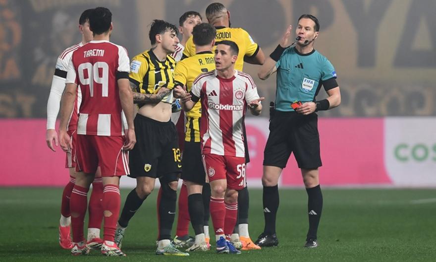 Καταγγέλλει τον Ποντένσε για ρίψη ομπρέλας στην κερκίδα η ΑΕΚ!